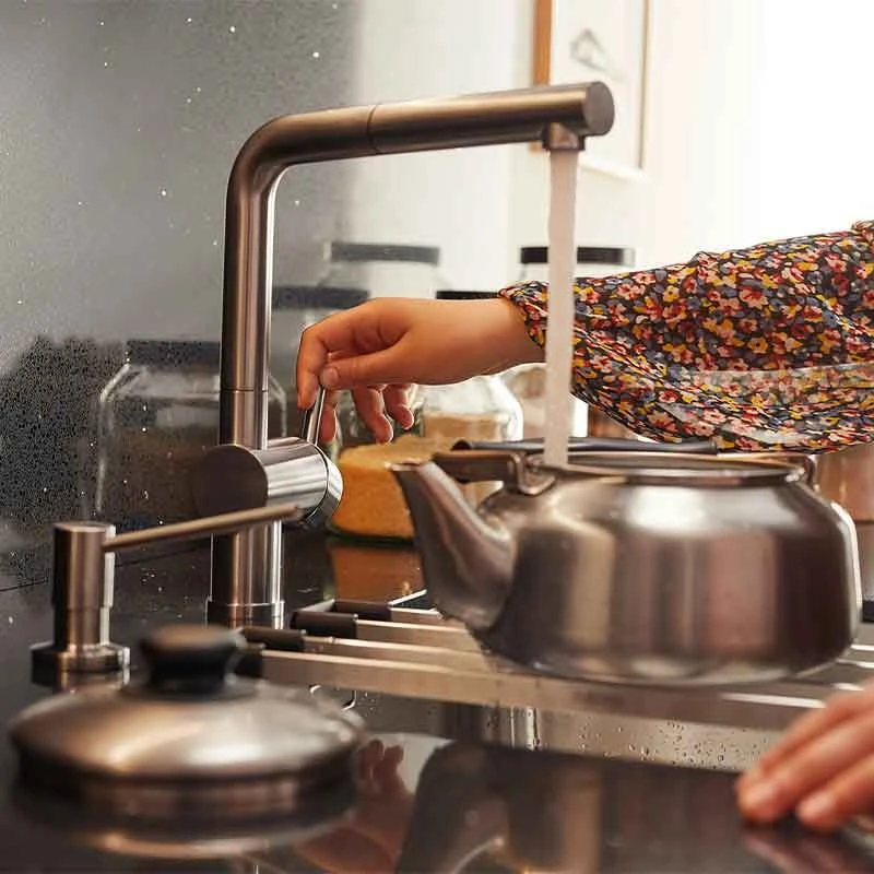 Blanco LINUS-S Single Lever Pull-Out Handset PVD Steel Kitchen Tap - Satin Gold - 526684 4 Blanco LINUS-S Single Lever Pull-Out Handset PVD Steel Kitchen Tap - Satin Gold - 526684 - Image 4