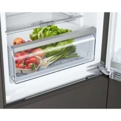 Neff N70 KI6873FE0G Built-In 70/30 Fridge Freezer - White - KI6873FE0G 14 Neff N70 KI6873FE0G Built-In 70/30 Fridge Freezer - White - KI6873FE0G -Blanco Shop neff n70ki6873fe0g fresh produce storage unit close up view